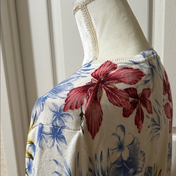Tommy Bahama Floral lightweight crew neck sweater - Picture 6 of 11